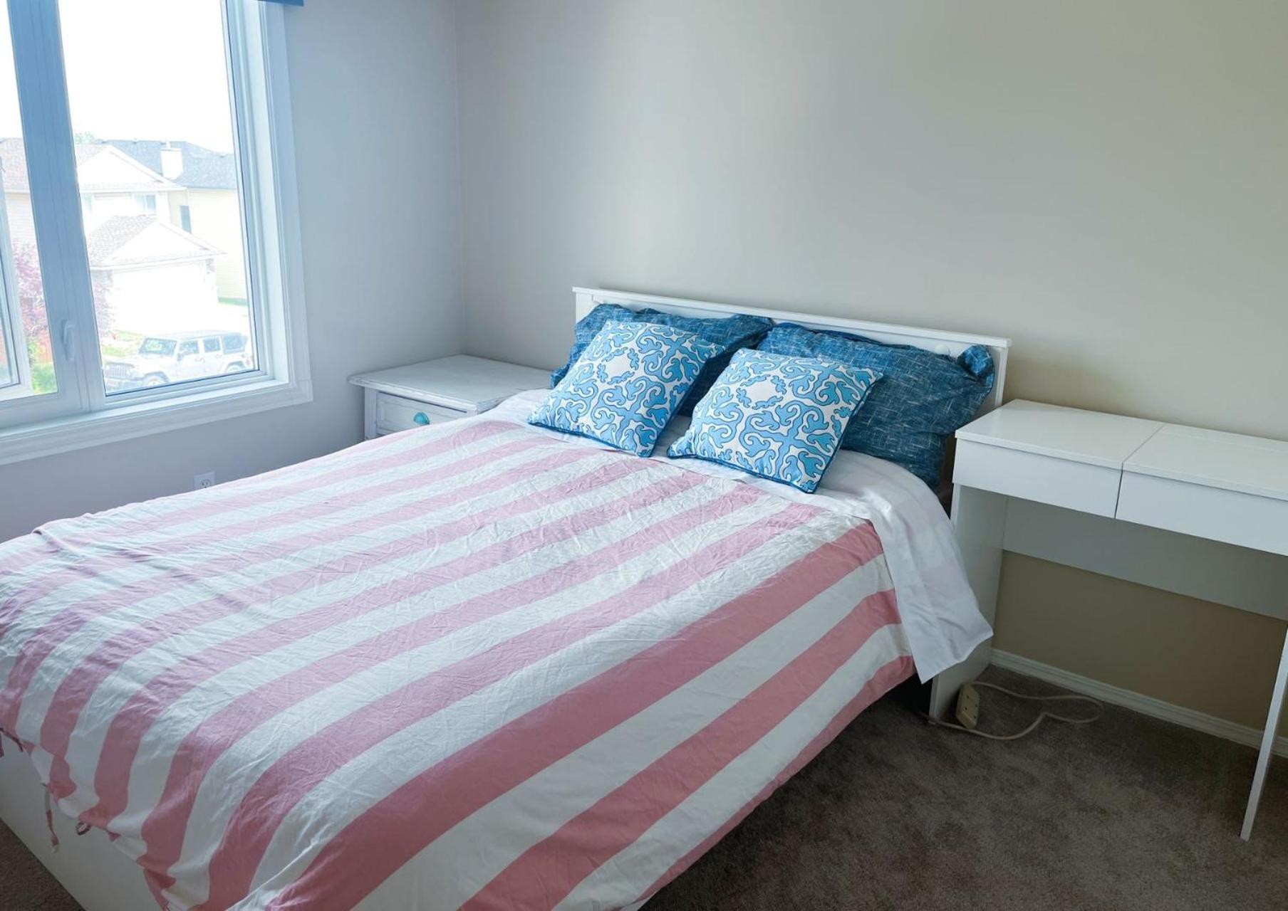 Best Garden House&3 Mins Bus Station Close C-Train&Free Parking Calgary Room photo